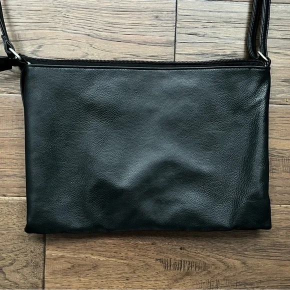 FIORELLI- Black Crossbody Purse| Adjustable Strap | Zip Pockets - Picture 13 of 14